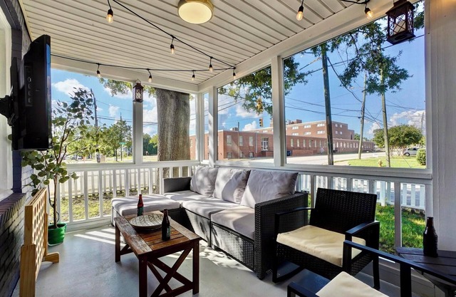 Gather! PingPong~6BR~PorchTV~Walk Dtwn~Pets~15+