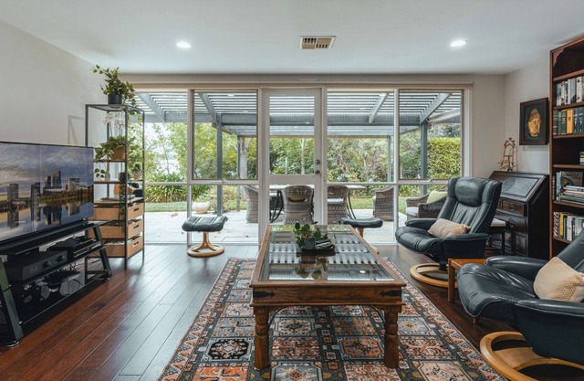Generous 3-Bed Townhouse near Shops