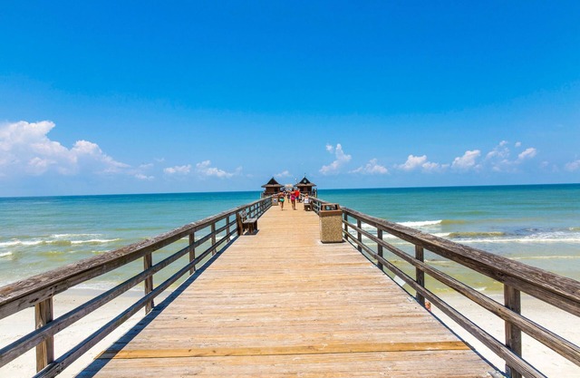 Genoa Vacation Rental: Stylish 2-BR Condo with Golf & Lake Views. Resort-Style Pool, Hot Tub, and Easy Access to Championship Golf. Minutes from Naples Beaches, 5th Avenue S, and Marco Island