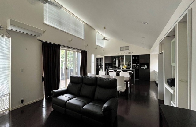 Genuine suburban Tokyo living in modern big house. 10 mins by train to Shinjuku!