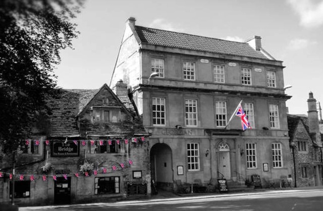 Georgian Lodge apartment complete with flagpole! Overlook medieval town's bridge