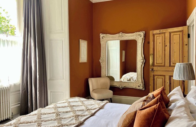 Georgian Manor - Elegance in Central Frome