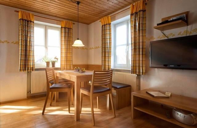 Geräumige Ferienwohnung (70m2) über zwei Ebenen mit Balkon, mit zwei getrennten Doppelbett-Schlafzimmern.