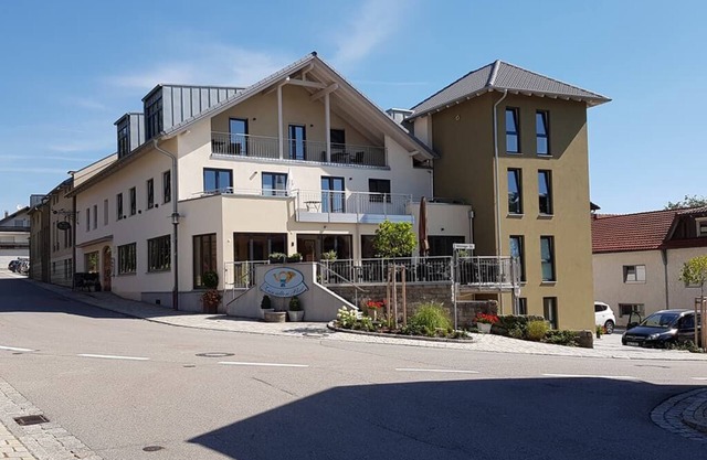 Geräumiges, modernes Appartement mit tollem Balkon zur Dorfmitte, barrierefrei