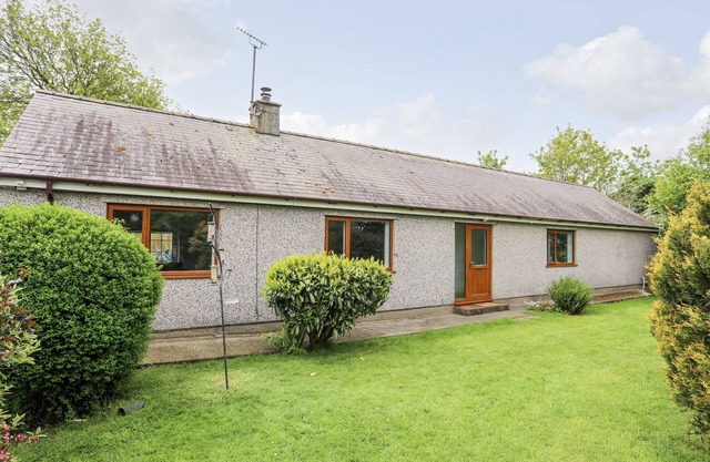 GER Y LLAN, pet friendly, character holiday cottage in Llangefni