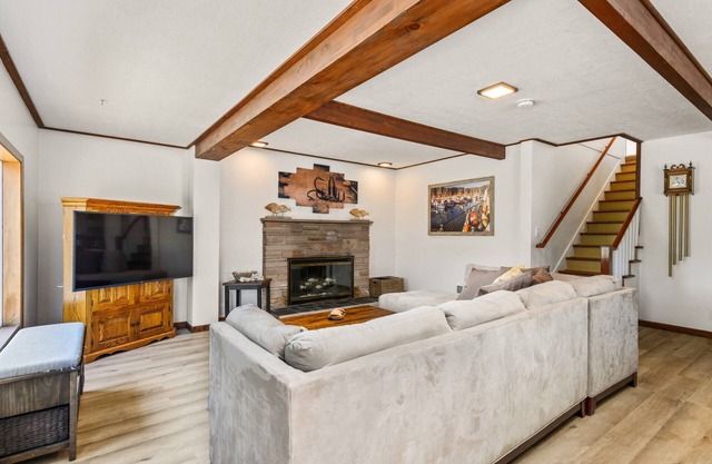 Getaway in Garibaldi, New Décor Throughout, Open Patio w/View, Ping Pong, Walk to Downtwn Garibaldi