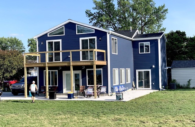 Getaway On The Bay! Stunning views on Lake Erie, 4 bed- 4 bath.