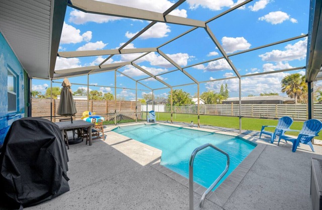 Getaway w/Heated Pool & fence by Siesta Key Beach