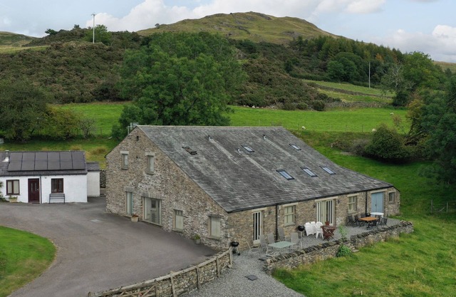 GHYLL BANK BYRE, pet friendly, character holiday cottage in Staveley