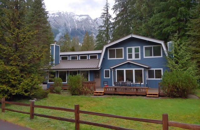 Giant House with 4BRs, Bar Area, Hot Tub, WiFi, Sunny Patio,+ More! Sleeps 10!