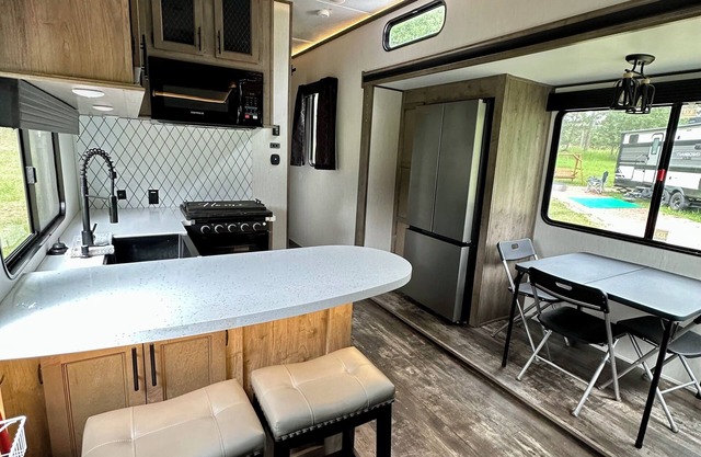Giant Luxury Camper, Close To Mount Rushmore And Custer State Park.