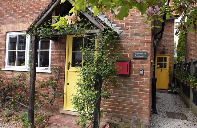 GINGERBREAD COTTAGE, family friendly, with open fire in Canterbury