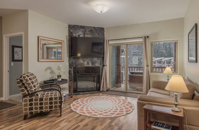 Girdwood Condo · 2 Bedroom Condo w/Hottub! In the Heart of Girdwood