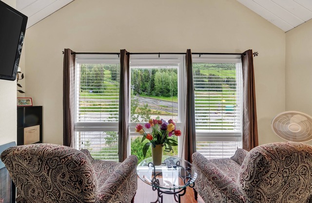 Girdwood Slopeside Condo with Roof Top Patio!