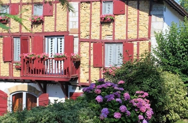 GITE 3 STARS ORGANIC FARM AYHERRE IN THE HEART OF THE BASQUE COUNTRY BETWEEN SEA AND MOUNTAINS.