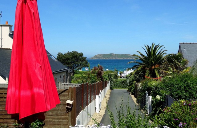 Gîte bord de l'eau, les Agapanthes, bay of Perros Guirec - Brittany on the GR34
