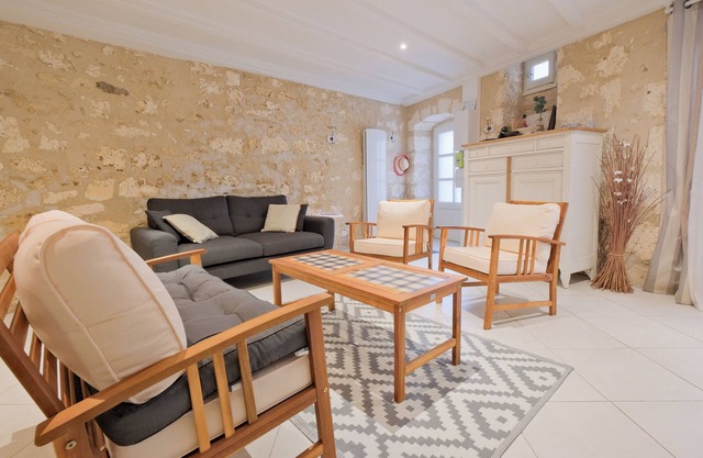 Gîte D’ici et d’Ailleurs – Authentic Charm in the Heart of the Historic Center with Wi-Fi