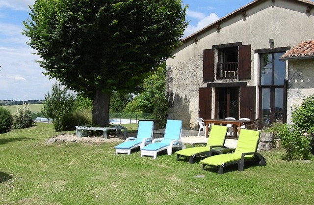 Gite With Swimming Pool & Tennis Court. Free Wi-Fi. Perfect for families