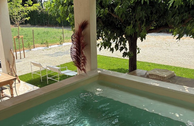 Gîte in the Provencal countryside. Heated swimming pool.