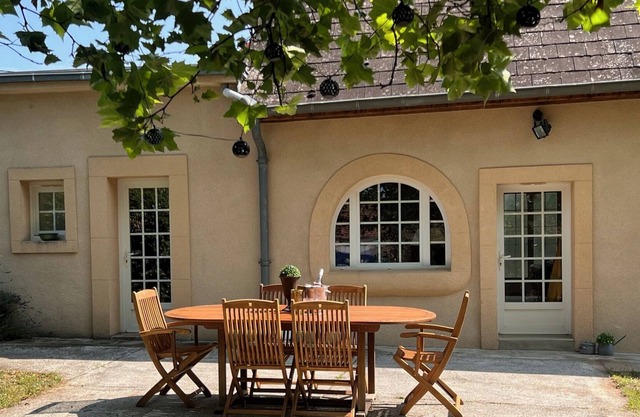 Gite la Varenne. Spacious, quiet, with a pool.