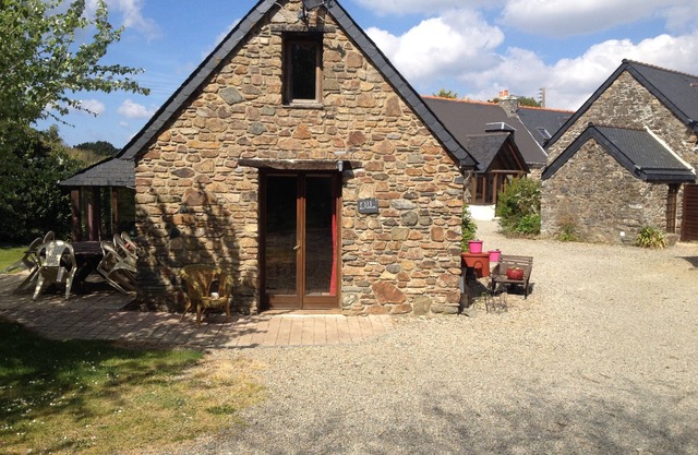 Gite sleeping 7 with pool minutes from the sea