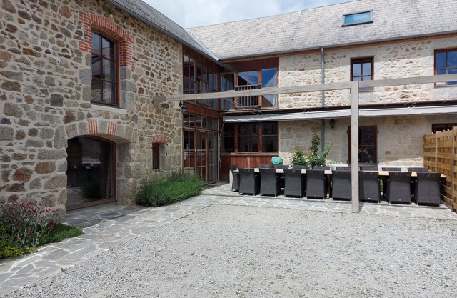 Gîte sleeps 25, swimming pool, whirlpool bath, fitness, sauna