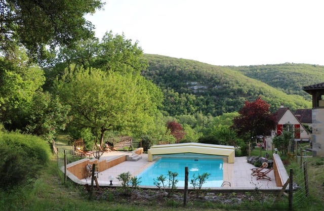Gite with swimming pool in the Célé valley near Figeac - ideal for families