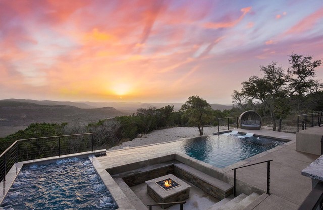 Glam Luxury Home by Frio River! Infinity Pool Firepit Games Huge Hot Tub Views