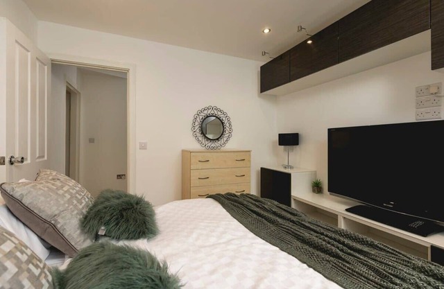 Glamorous Two-Bedroom Apartment in Battersea, London