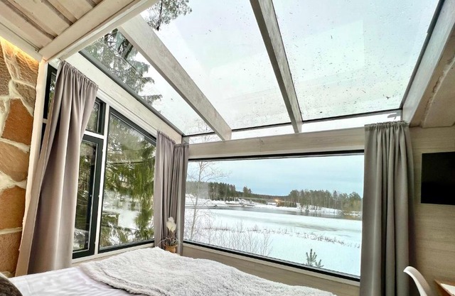 Glass Igloos by the water - Lasisviitit