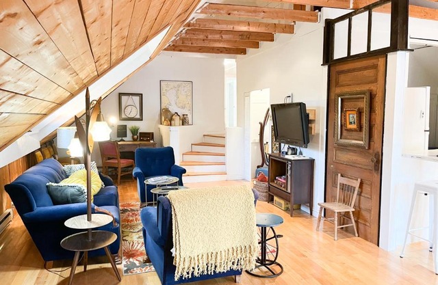 Glen Margaret Lake Loft Guest House