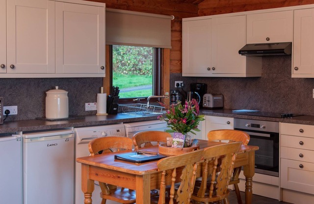 Glencoe Lodge - a cabin that sleeps 5 guests in 3 bedrooms