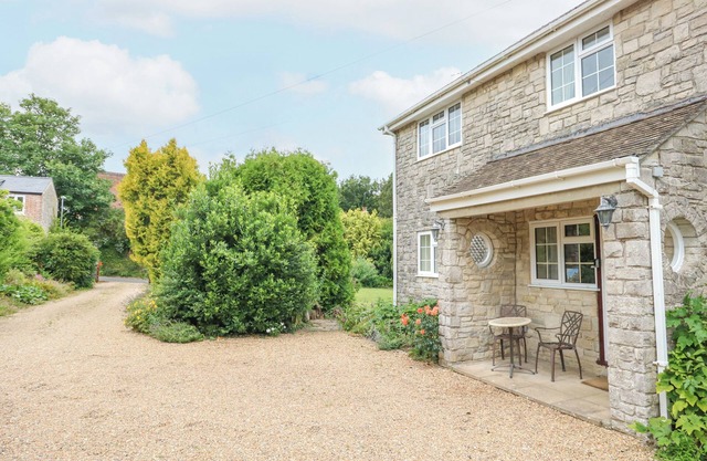 GLYDE HOUSE, pet friendly, with a garden in Dorchester