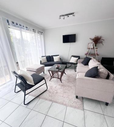 Golden Getaway, Private 3x bedroom home with 2x living spaces and study