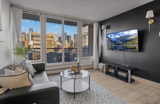 "Golden Shadows" | King Bed | Mins to Saddledome