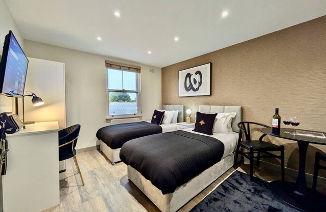 Golden Stays: Welcoming Studio by Battersea Park
