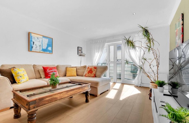 Golden Sunset House Free Parking | By My Getaways