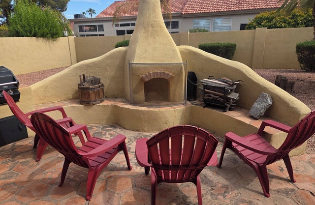 Golfer's retreat with entertainers backyard-includes golfcart