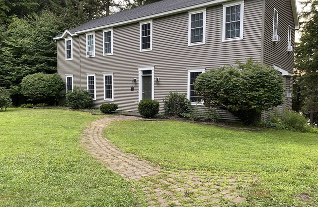 Good year lake getaway! Hottub, on water, sleeps11! Oneonta Cooperstown Close!