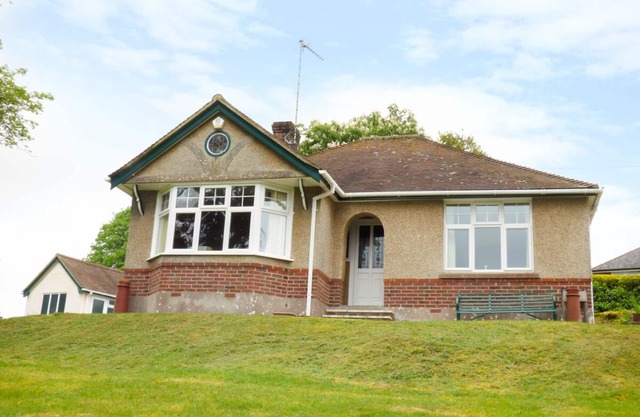 GOODREST, character holiday cottage, with a garden in Verwood