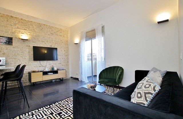 GORGEOUS 2 BEDROOMS APARTMENT WITH SUN BALCONY & SEA VIEW IN A TOP LOCATION!