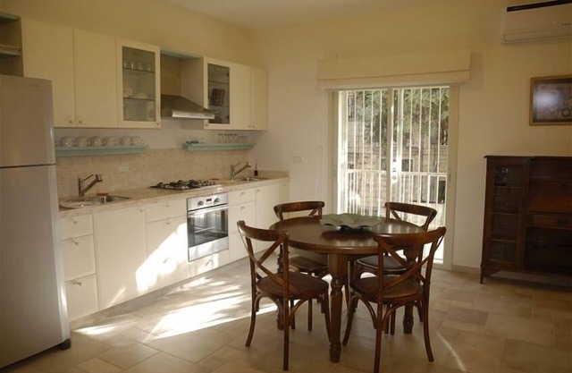 Gorgeous 2 Bedroom Kosher Apt. in Nachlaot, Adjacent to Town