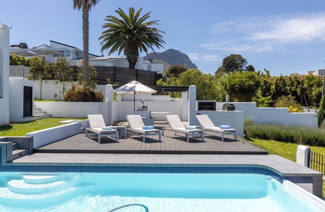 Gorgeous 3-bedroom villa with mountain and ocean views in Somerset West