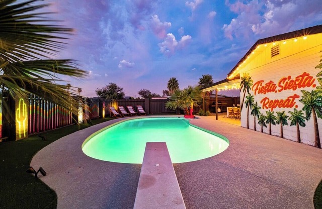 Gorgeous 4-bed home with Golf, Pool & Hot-Tub!