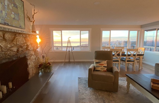 Gorgeous 4 BR+bonus 360 bay, mountain, city views-3mi from I-5