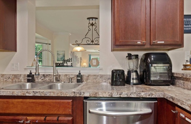 Gorgeous 4BR w/Air Hockey/foosball Lakeridge Home