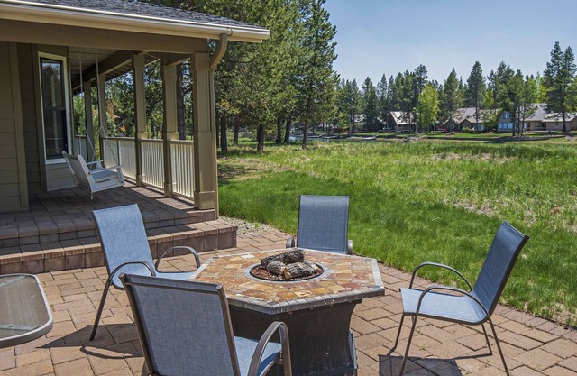 Gorgeous 5-Bedroom family friendly home with Hot Tub! Perfect for kids and pups!