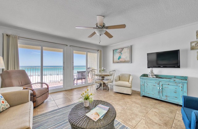*Gorgeous* Beachfront with Easy Access Seagrove Condo, Sleeps 6