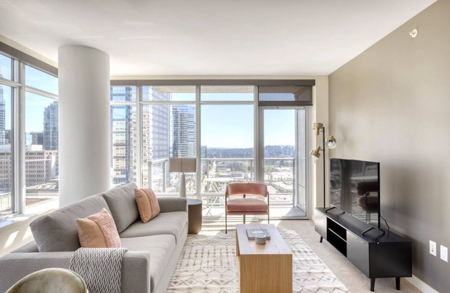 Gorgeous Bellevue 2BR w/Roof, Gym & Pets, nr Local Dining, by Blueground