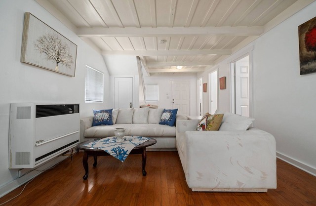 Gorgeous craftsman front House 2 miles from the beach.